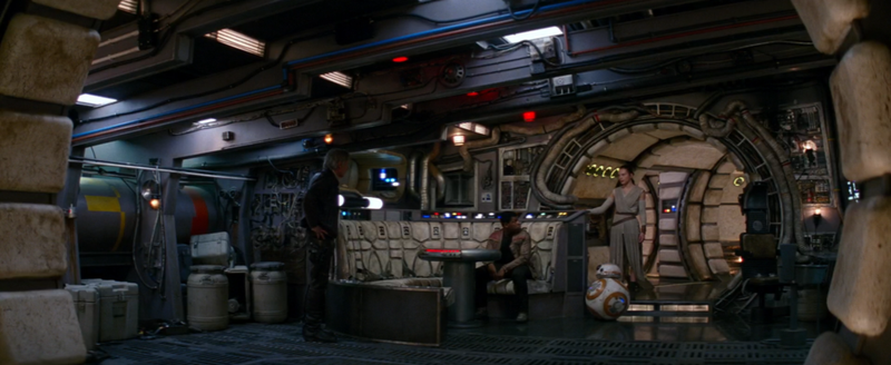 El interior del Halcón Milenario en The Force Awakens.